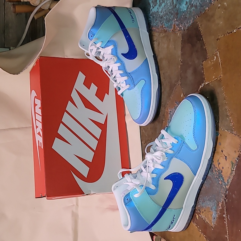 Nike Dunk Hi. I GOT NEXT. Brand New Never worn. W/Matching Tee. Size 13